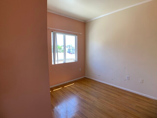 Building Photo - 2022 Howard Ave