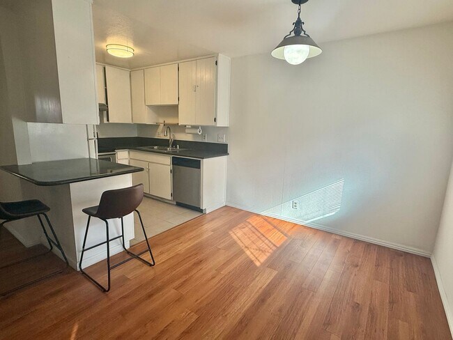 Foto del edificio - CAMPBELL - Downstairs unit in desirable location
