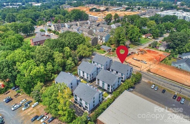 Foto del edificio - 215 Freeland Ln