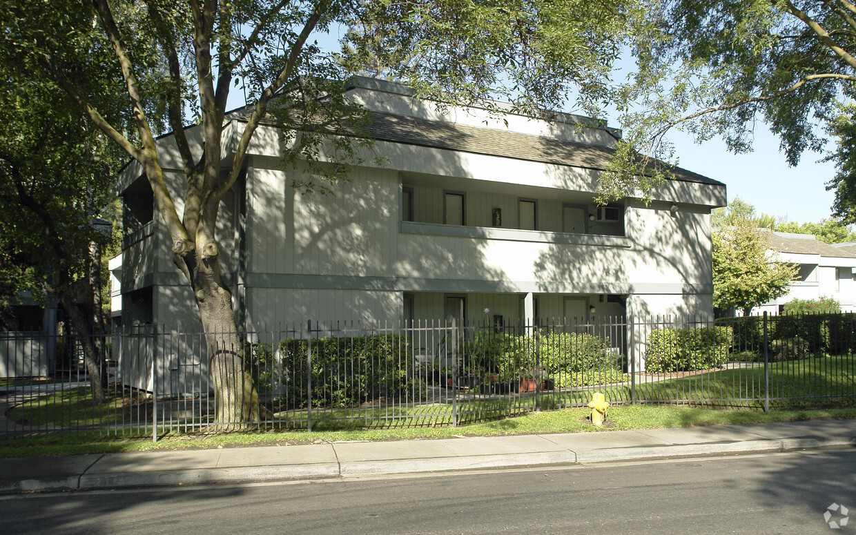 Building Photo - Plymouth Bay Apartments