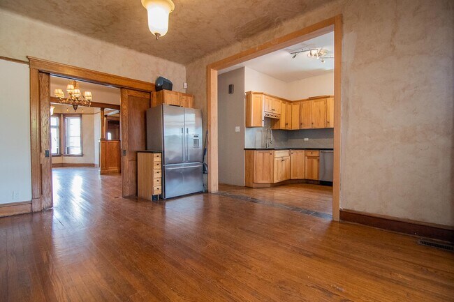 Building Photo - 2847 W Warren Blvd