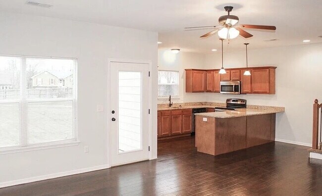 Foto del edificio - Beautiful 3 Bed | 2.5 Bath Townhome in Pri...