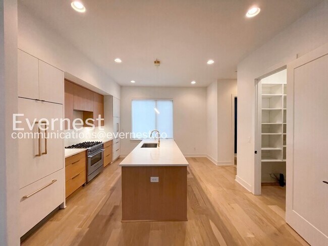 Foto del edificio - 3 Bed/3.5 Bath Home with Garage / Available Now!