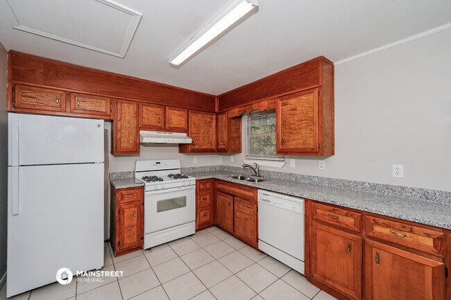 Building Photo - 722 Oak Dr E