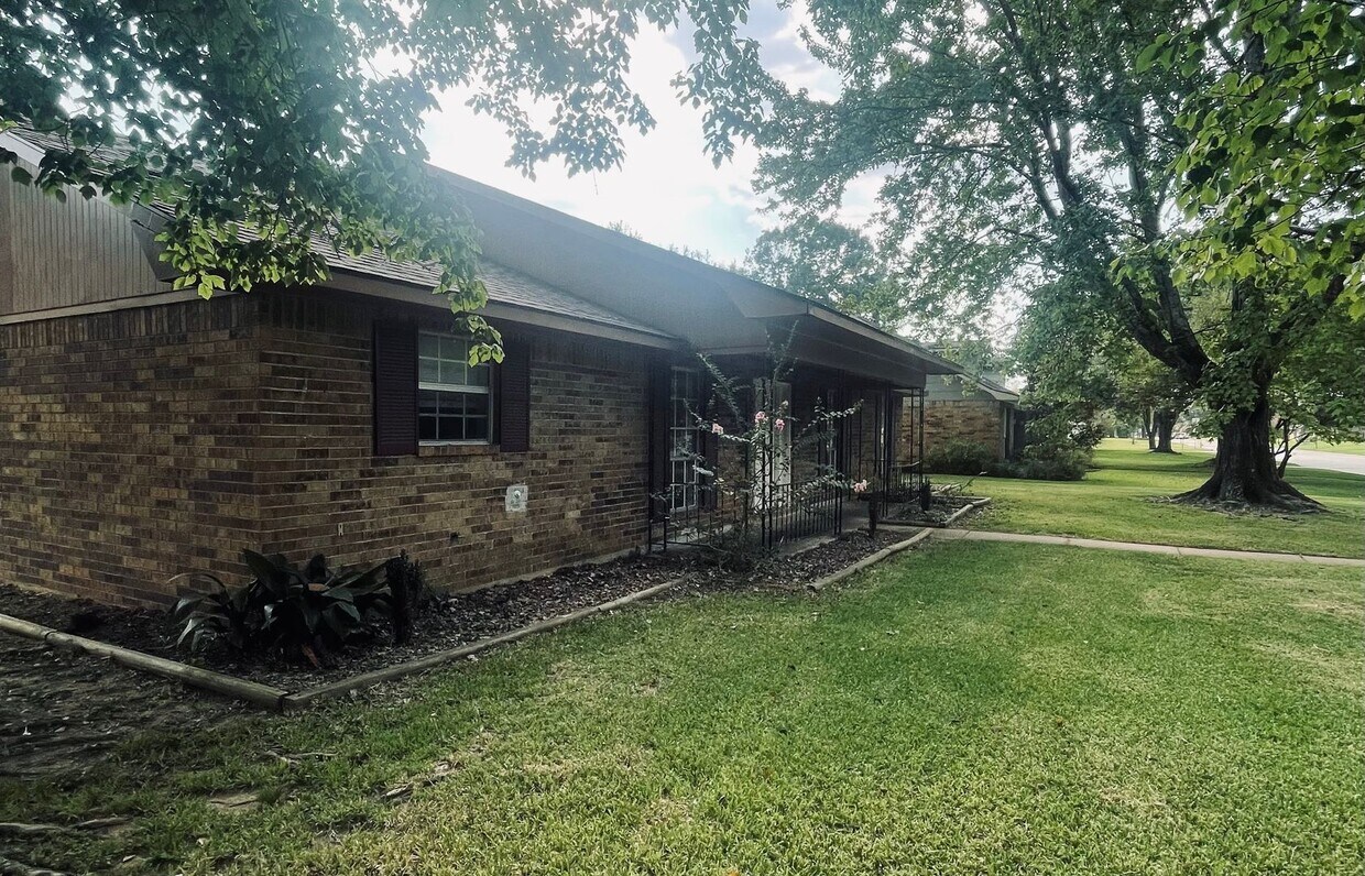 Foto principal - 3- Bedroom, 2- Bathroom - Move-In Ready