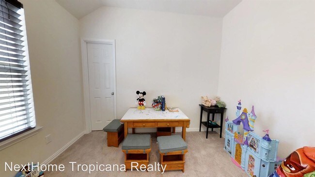 Building Photo - 4 br, 2.5 bath House - 800 Green Meadow Dr