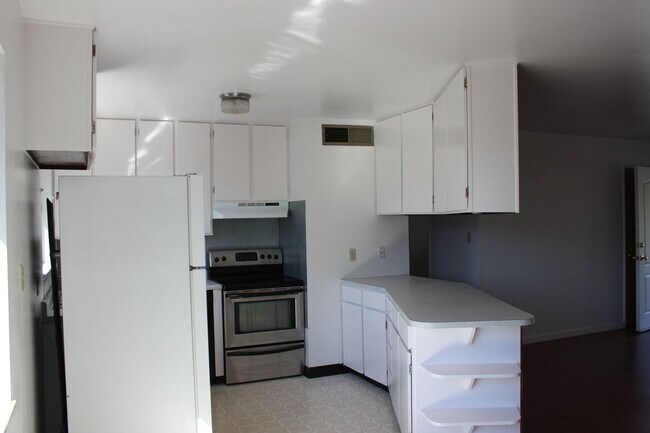 Building Photo - Charming 3-Bedroom Apartment
