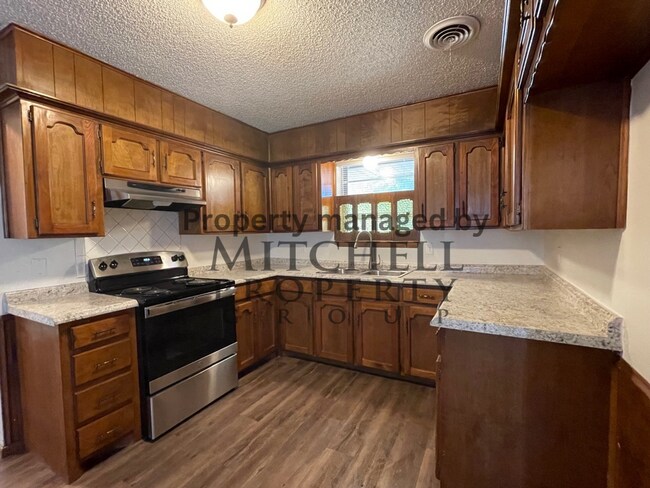Building Photo - Beautiful and spacious 4 bedroom home with...