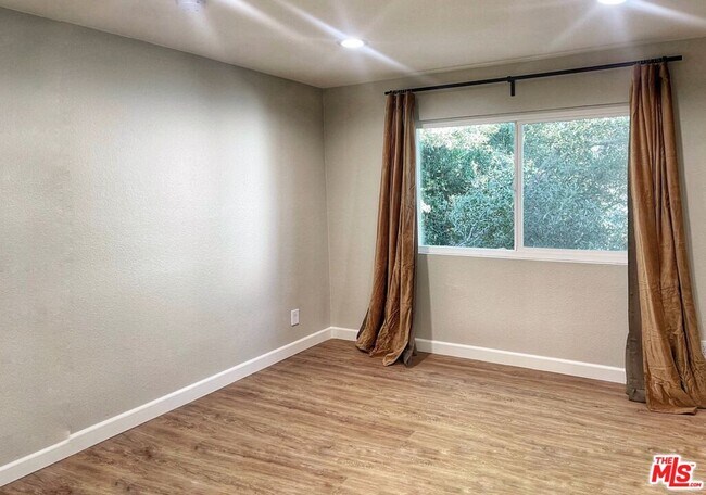 Foto del edificio - 7327 Willoughby Ave