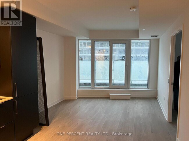 Photo du bâtiment - 3900 Confederation Pkwy