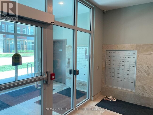 Building Photo - 250 Albert St