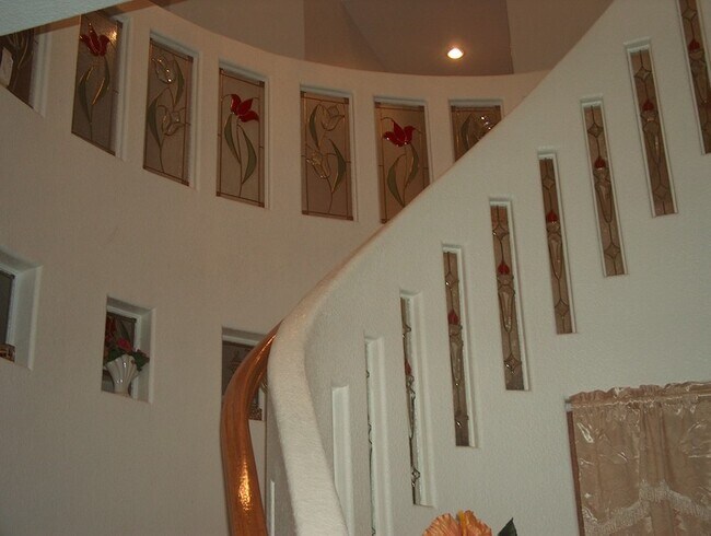 Foto del edificio - Centrally Located Custom Home each bedroom...