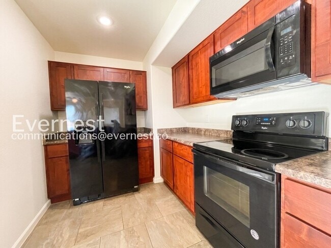 Building Photo - 4 Bed, 4 Bath Townhome with Fenced Yard & Garage / Available Soon!