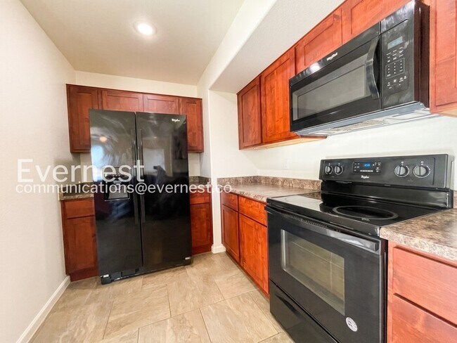 Foto del edificio - 4 Bed, 4 Bath Townhome with Fenced Yard & Garage / Available Soon!