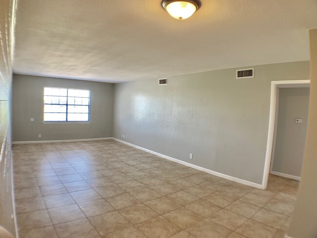 Building Photo - 3800 Englewood Cir