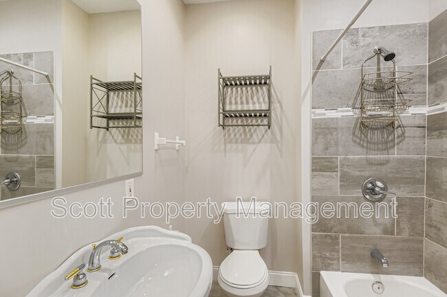 Foto del edificio - 824 E 33rd St