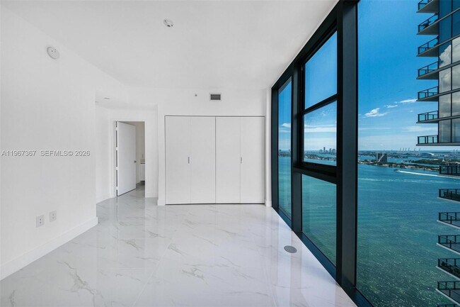 Foto del edificio - 700 NE 24th St