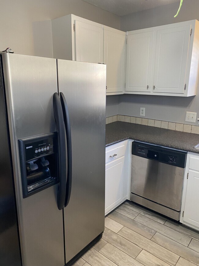 Foto del edificio - 210 Charlestowne Cir