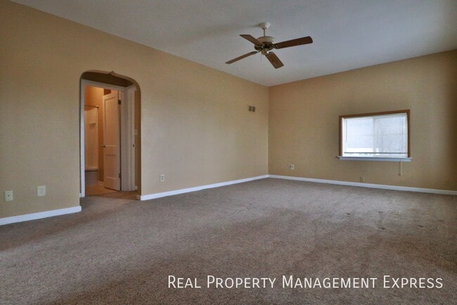 Building Photo - 3 Bedroom 1.5 Bath Near Downtown with Fenc...