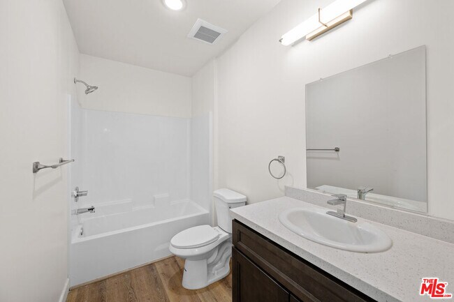 Foto del edificio - 7411 Artesia Blvd