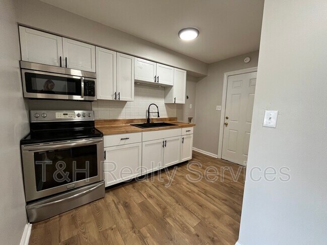 Building Photo - 1608 W 58th St
