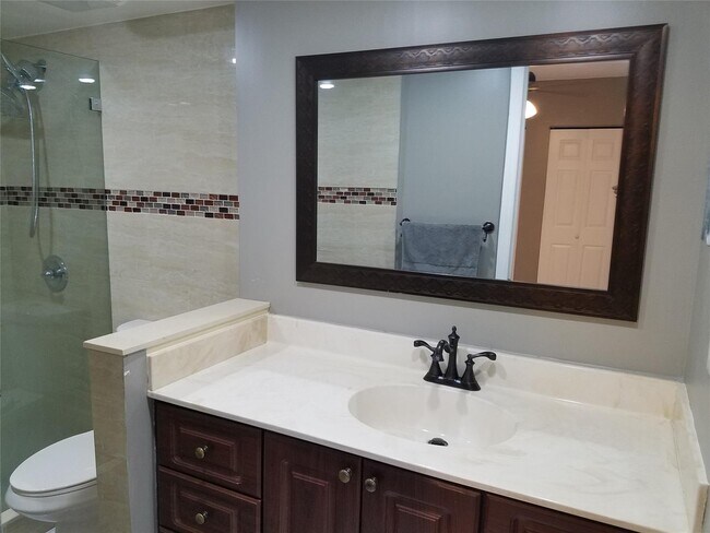 Building Photo - 10009 Twin Lakes Dr