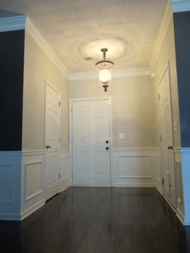Building Photo - Step to the sophisticated side!