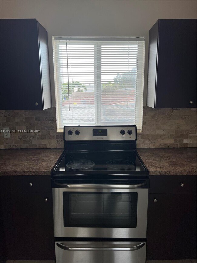 Foto del edificio - 890 NW 22nd Ct