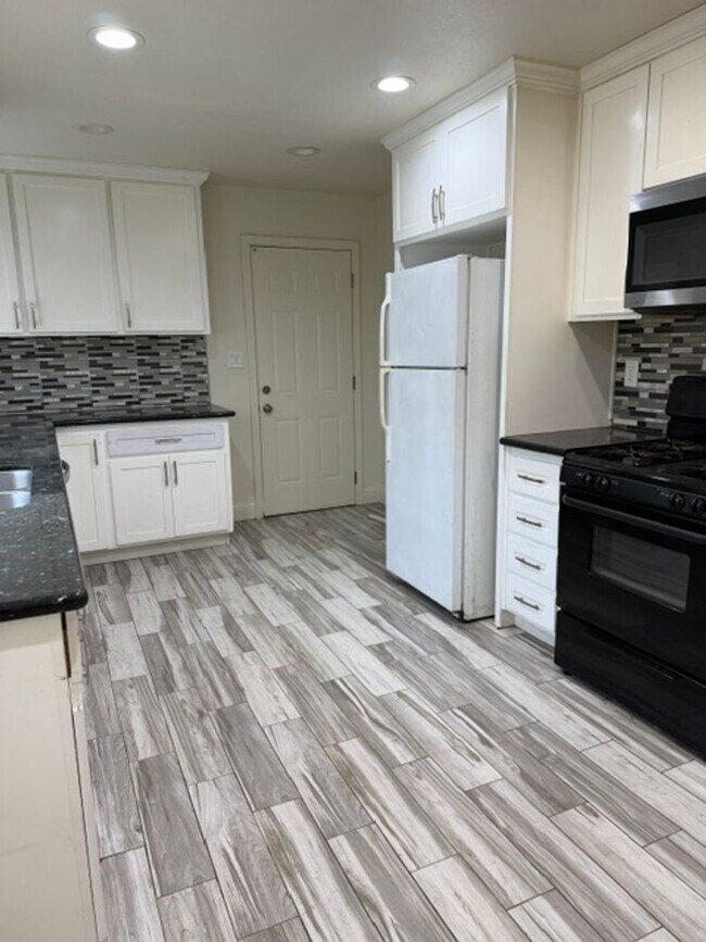 Building Photo - Desirable 3-bedroom 1 bath House