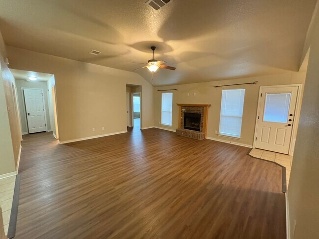 Building Photo - Modern 4-bedroom 2-bathroom home!  HOUSING...