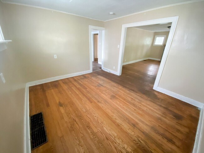 Building Photo - 918 N Chauncey Ave