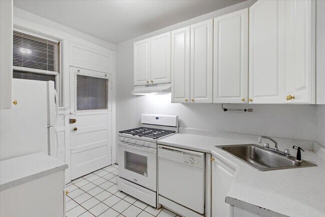 Building Photo - 2450 N Clark St