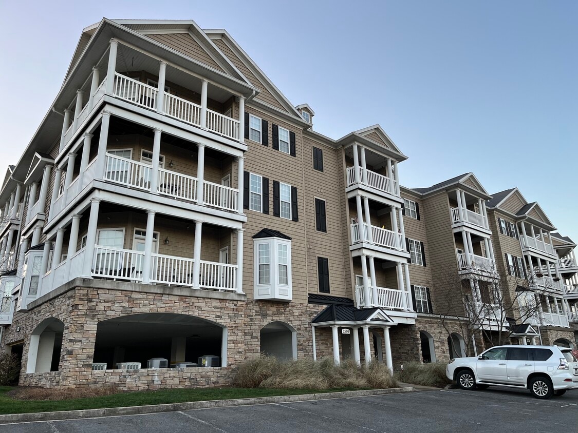 2527 Suncrest Vlg Unit 2527, WV 26505 Condo for Rent in WV