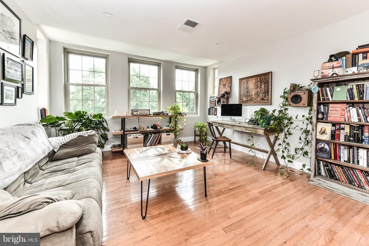 Primary Photo - 2440 16th St NW