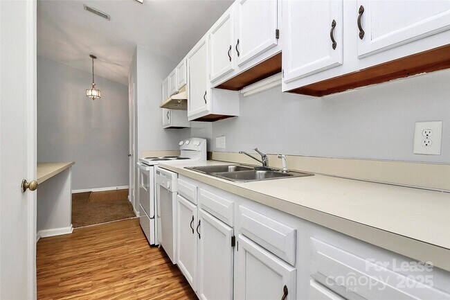 Foto del edificio - 6146 Meadow Rose Ln