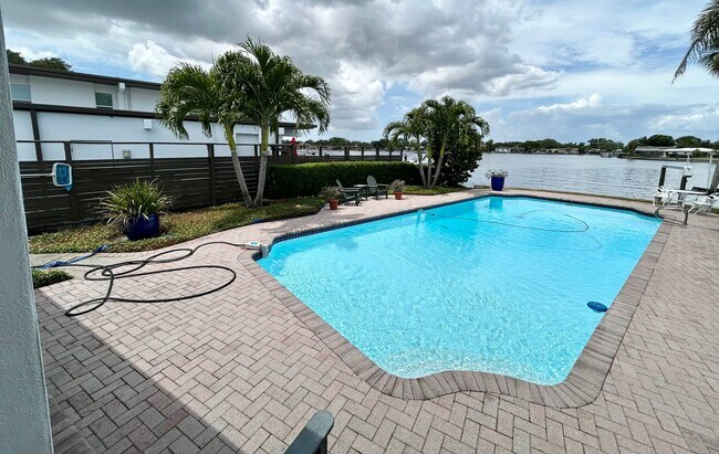 Foto del edificio - Classic waterfront Snell Isle Estates 3 Bed 2.5 Bath Home w/ private dock and boat lift!