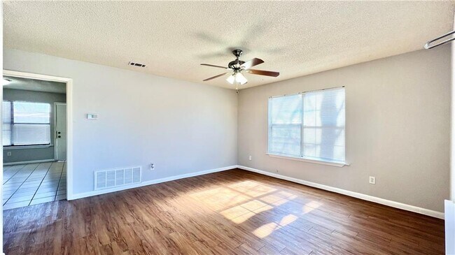 Foto del edificio - 8011 Lazy Ln
