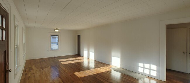 Foto del edificio - LEASE ONLY - 2219 Lyndon Ave.