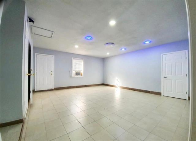 Building Photo - 3216 Hillsdale Ln