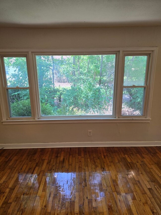 Building Photo - 3 bed/2 bath single- family home