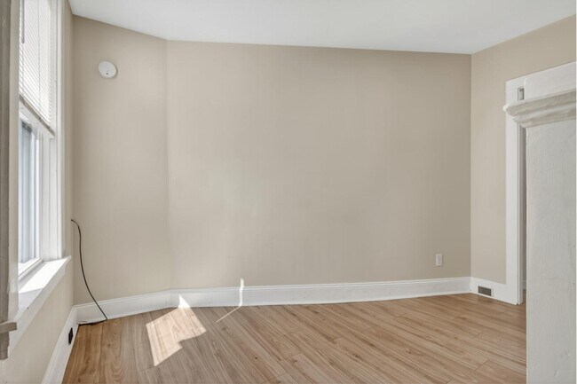 Foto del edificio - 245 New Holland Ave