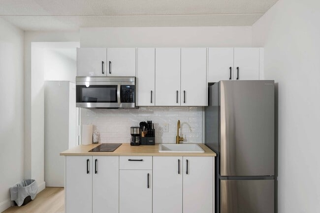 Building Photo - 7701 Lundy's Ln