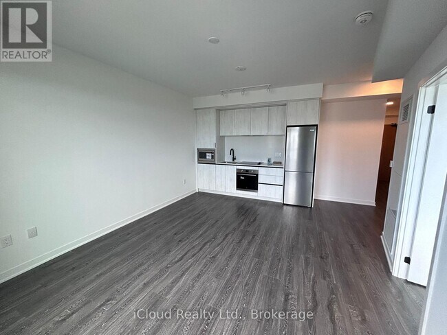 Photo du bâtiment - 2495 Eglinton Ave W