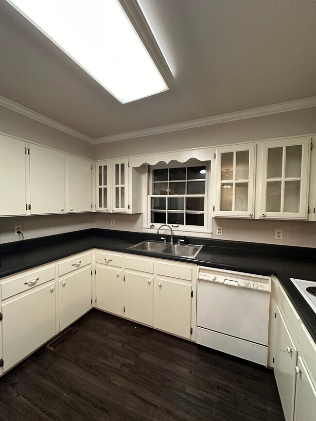 Foto del edificio - 2222 Riley Rd