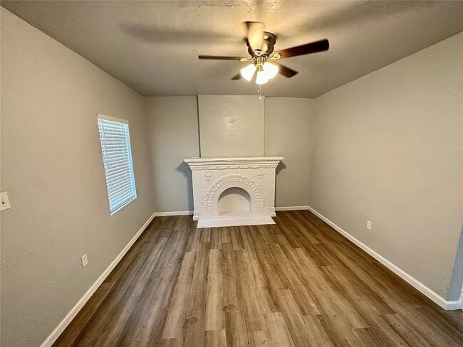 living room - 2912 NW 20th St