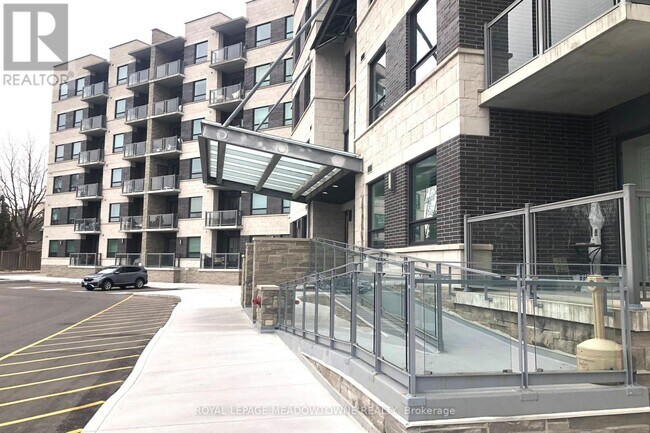 Photo du bâtiment - 383-383 Main St E