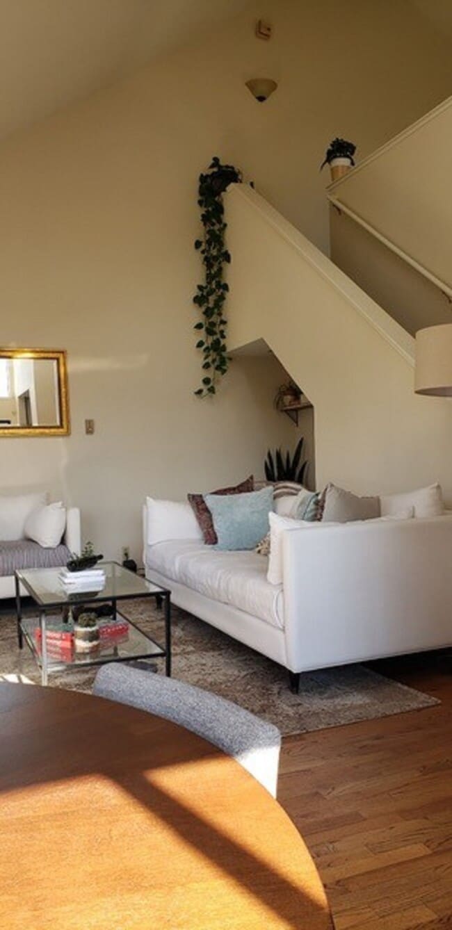 Living Room - 1152 Shoreline Dr