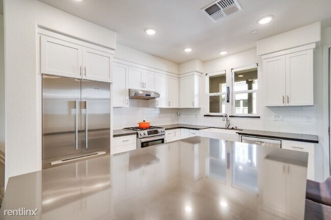 Foto del edificio - 3 br, 3.5 bath Townhome - 400 Mitchell Ave