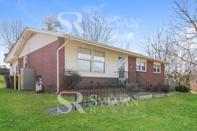 Building Photo - This 3 bedroom, 2 bathroom home is sure to...