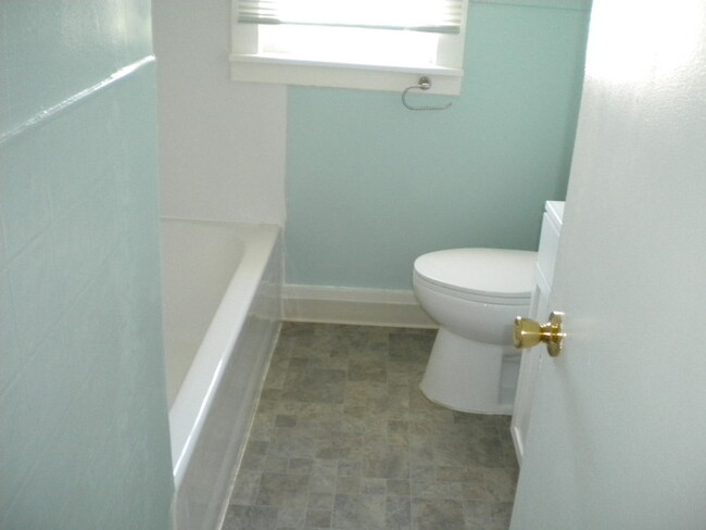 Building Photo - 2 bedroom 1 bath with detached garage
